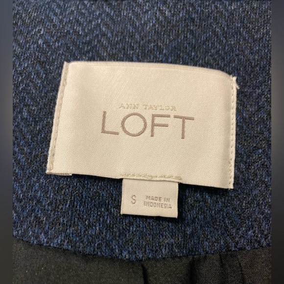 Loft fitted navy blue herringbone patterned blazer with satin-like black lapels. - Picture 2 of 4